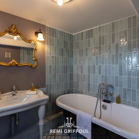 Dolphin View - 2nd Floor - Beautiful Flat With View Of The Port Apartmán